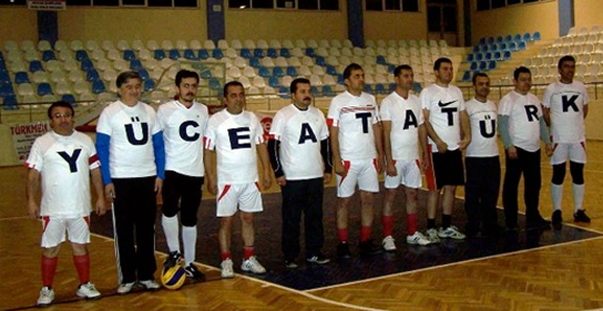 Voleybolcular Turnuvaya "Yüce Atatürk" Tişörtleri ile Çıktı