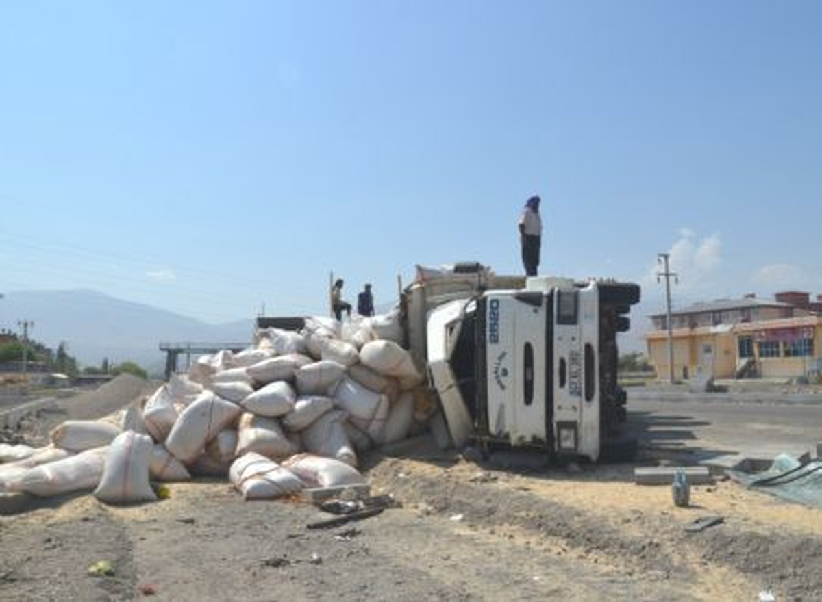 Yozgat\'ta Şeker Yüklü Kamyon Devrildi
