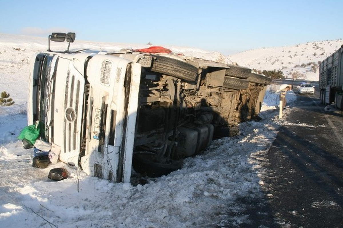 Yozgat\'ta Şeker Yüklü Kamyon Devrildi