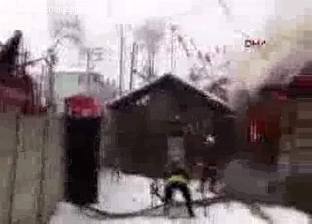 Ahşap Ev Alev Alev Yandı