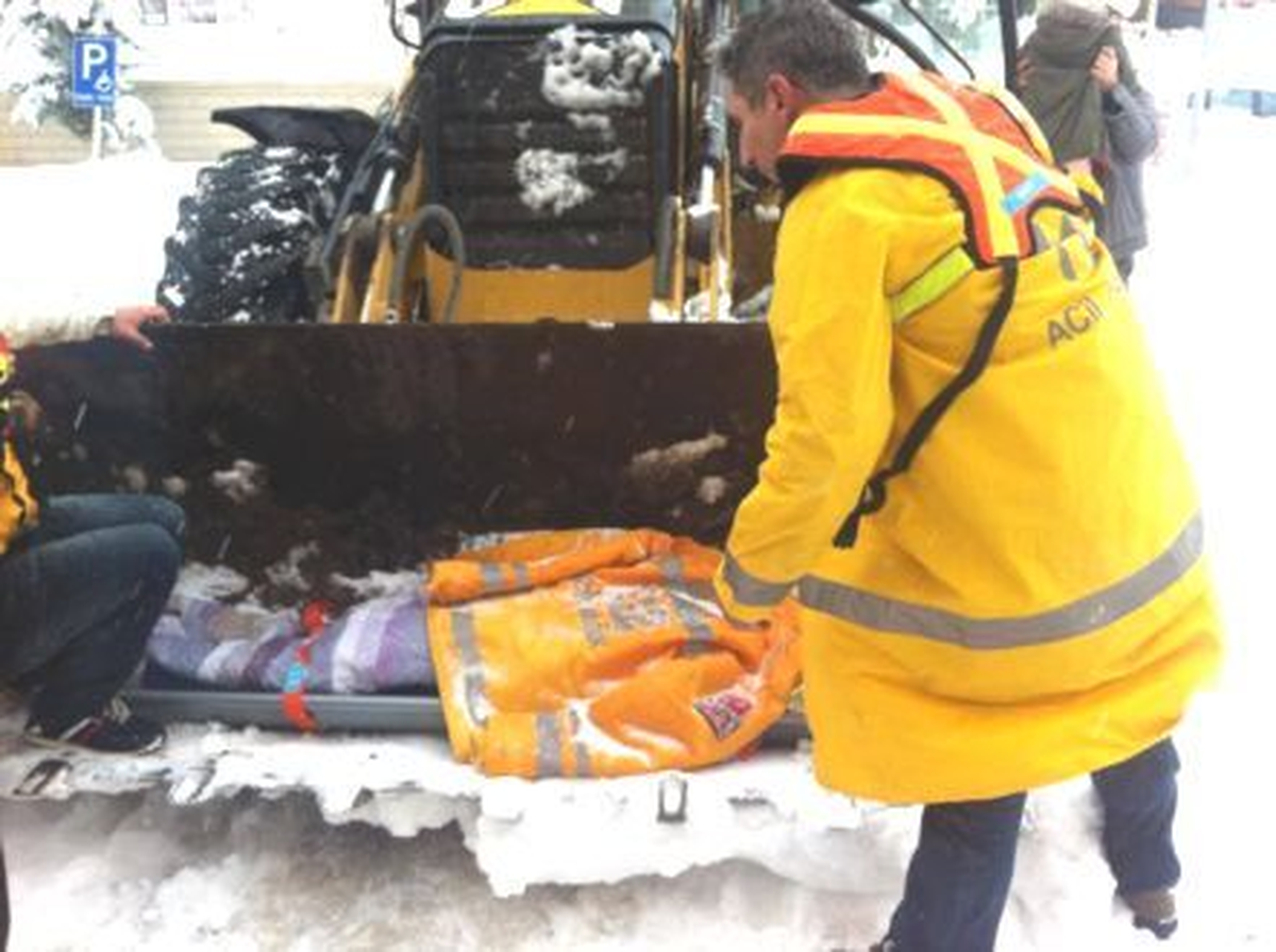 Ambulans Yolda Kalınca Hastalar İş Makinesiyle Hastaneye Ulaştırıldı