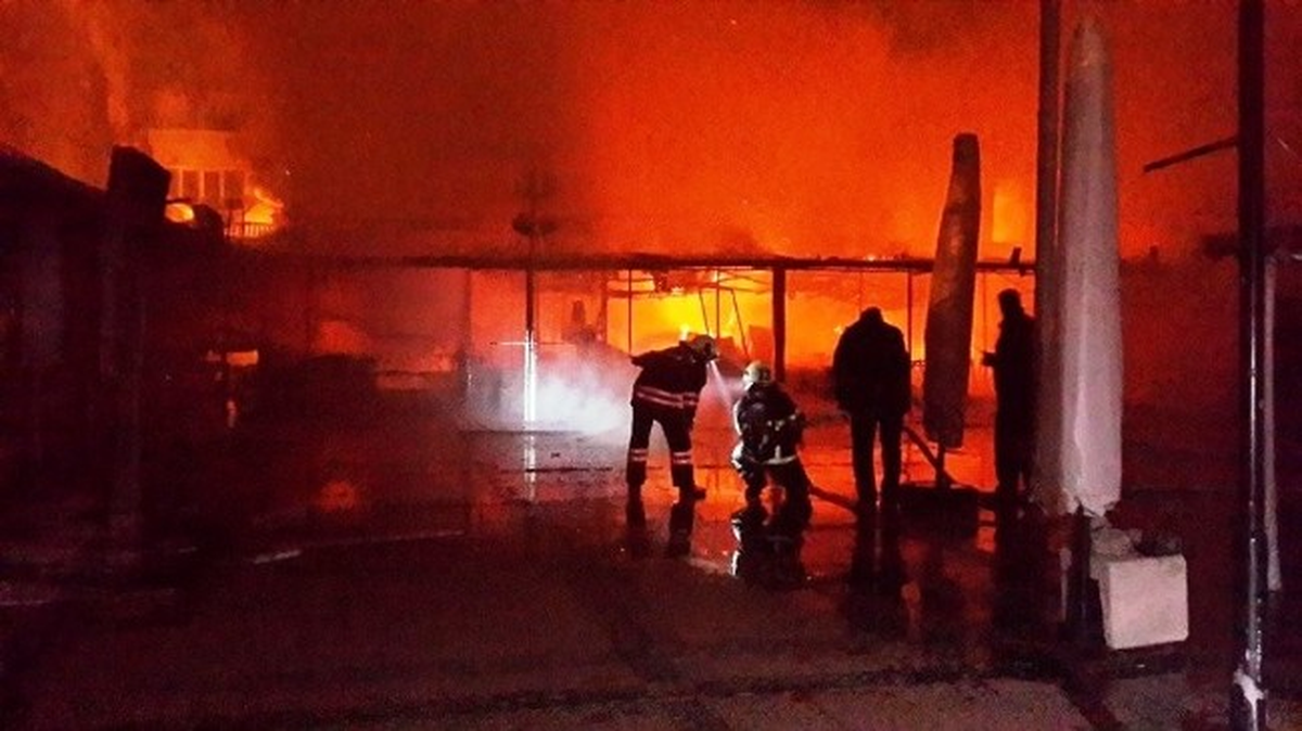 Ayvalık\'taki Hediyelik Eşya Çarşısı Yandı