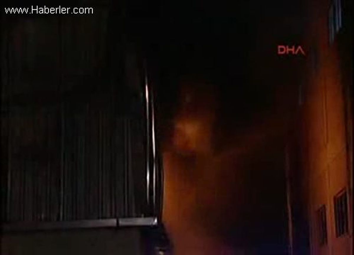 Beylikdüzü\'nde Fabrika Yangını 1