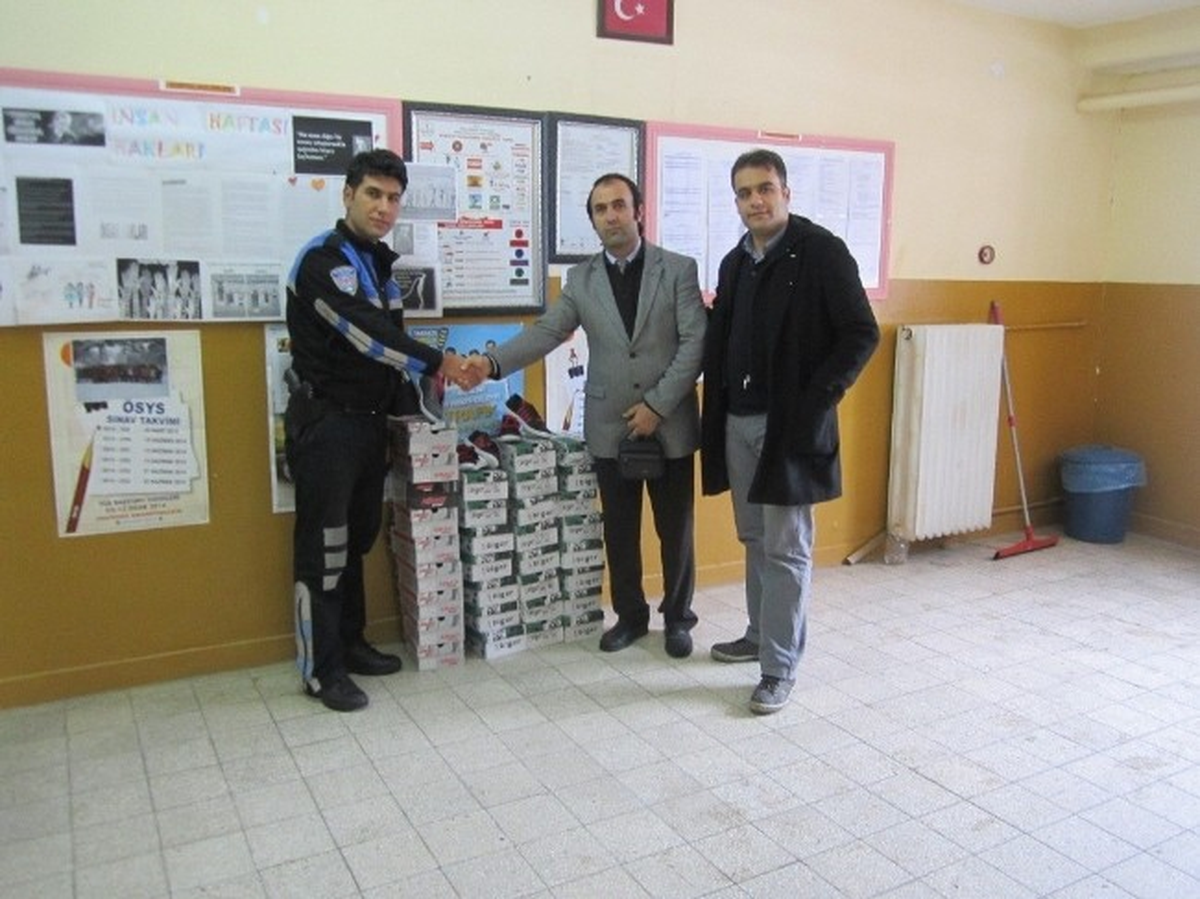Ceylanpınar Polisinden Yoksul Öğrencilere Ayakkabı Yardımı