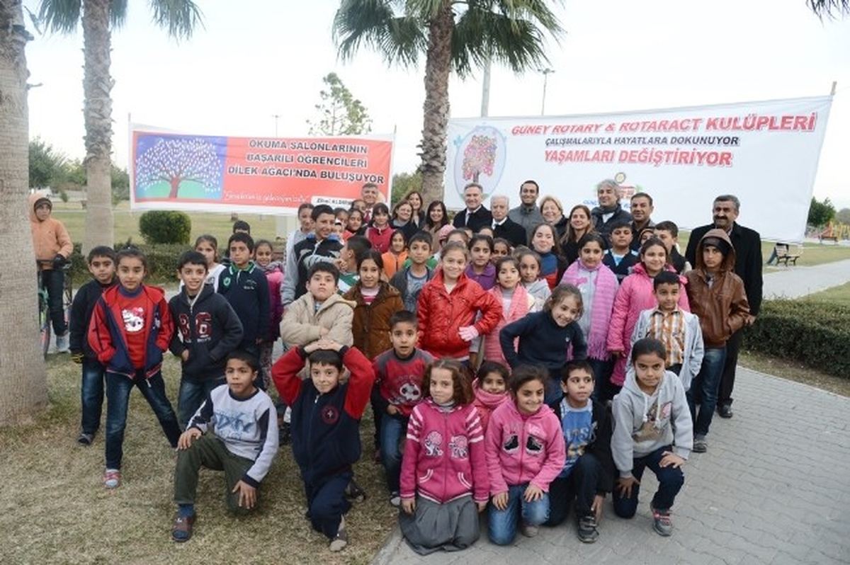 Çok Okuyan ve Çok Çalışan 50 Öğrenciye Bot ve Mont Hediye Edildi