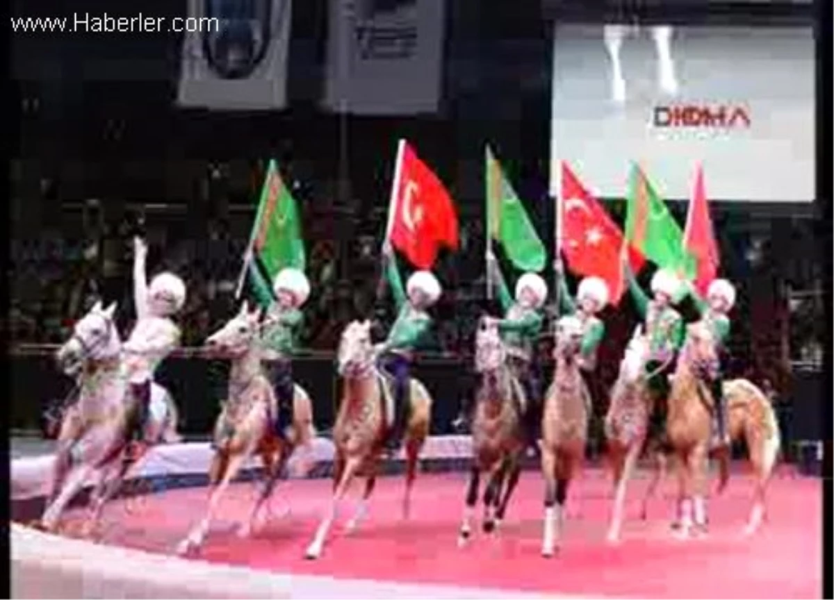 Cumhurbakanı Gül Türkmenistan Devlet Sirki ve Kalkınış Topluluğu Gösterisini İzledi