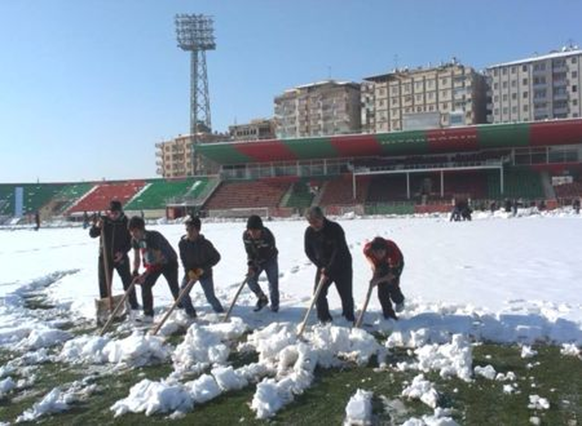 Diyarbakır Atatürk Stadı\'nda Kar Temizleme Çalışmaları