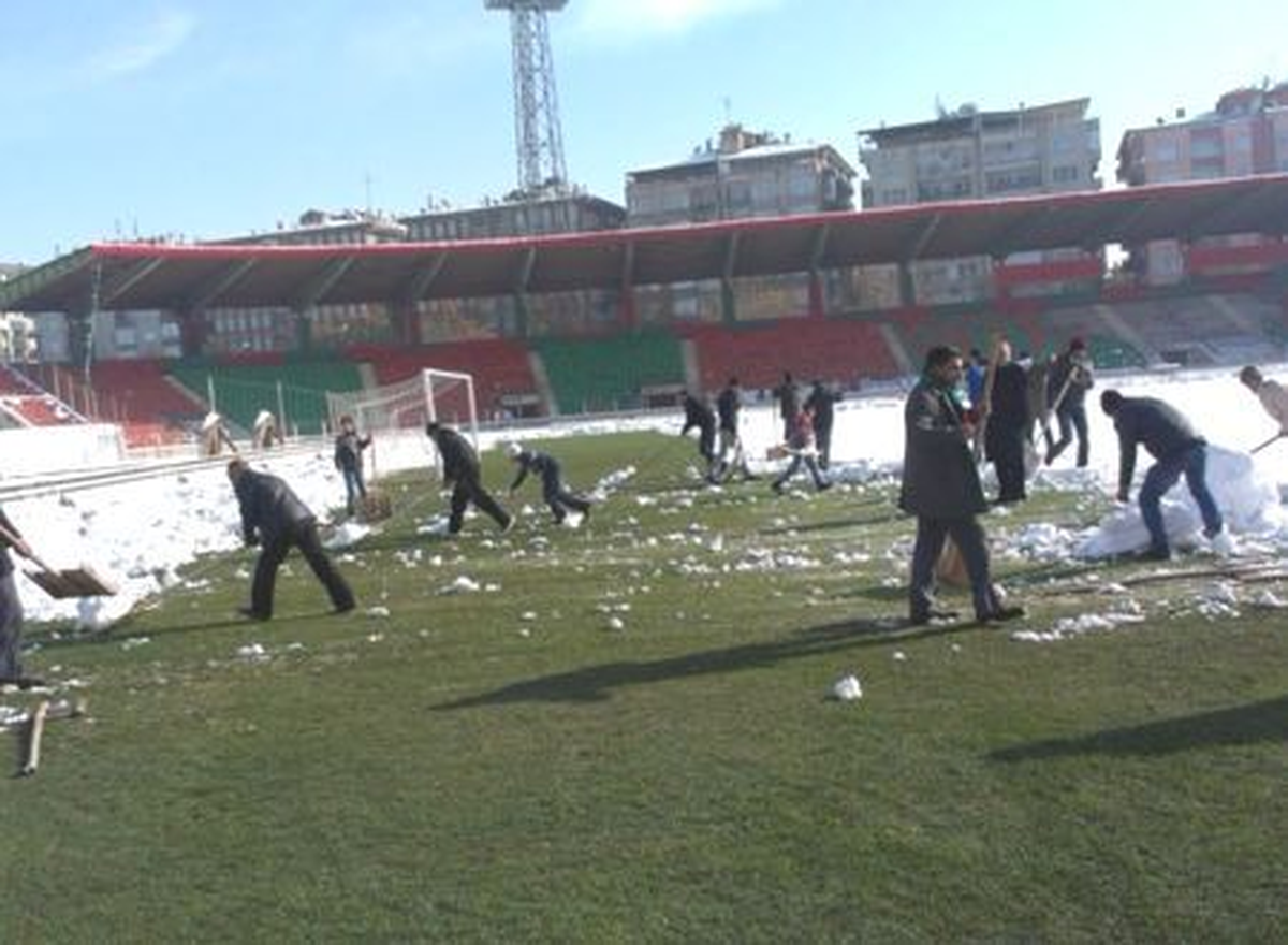 Diyarbakır Atatürk Stadyumu Taraftarlar Tarafından Temizlendi