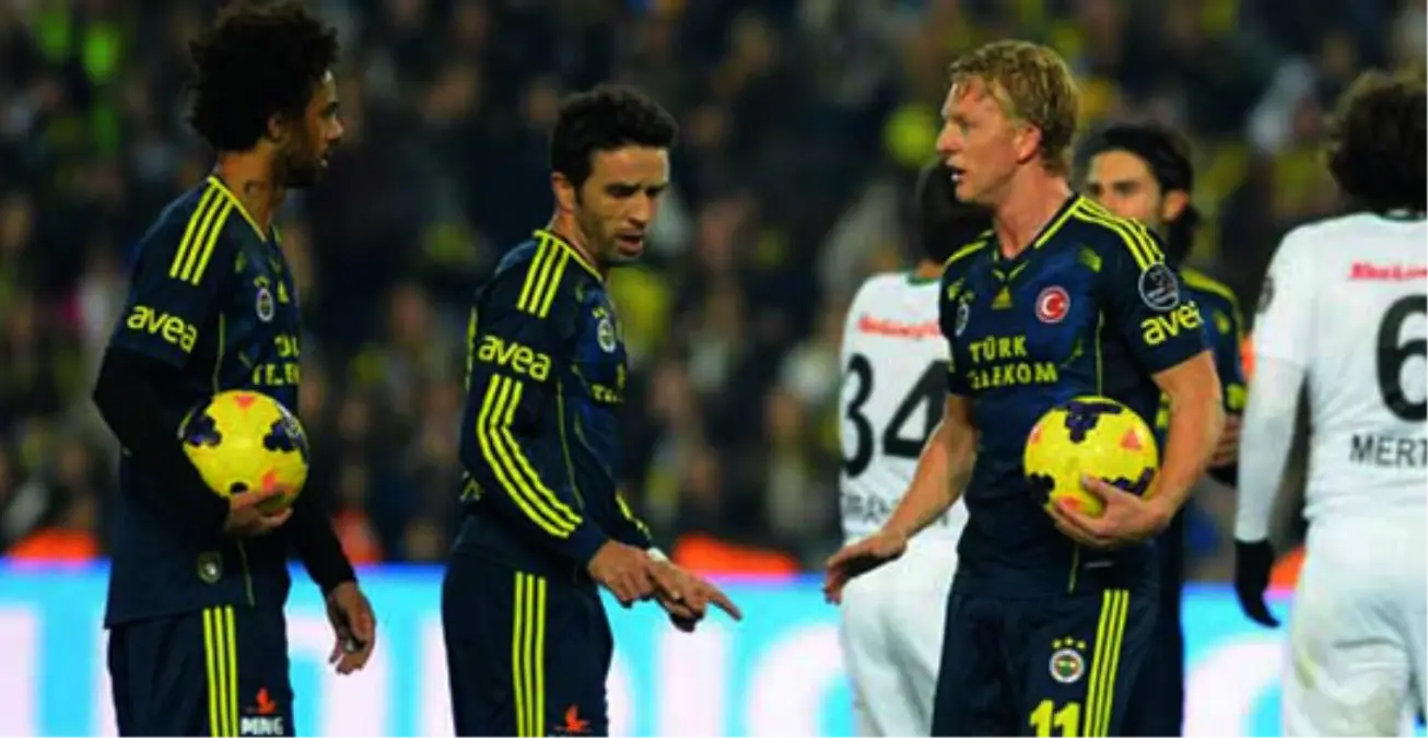 Fenerbahçe\'de Kuyt ve Baroni Penaltı İçin Kapıştı
