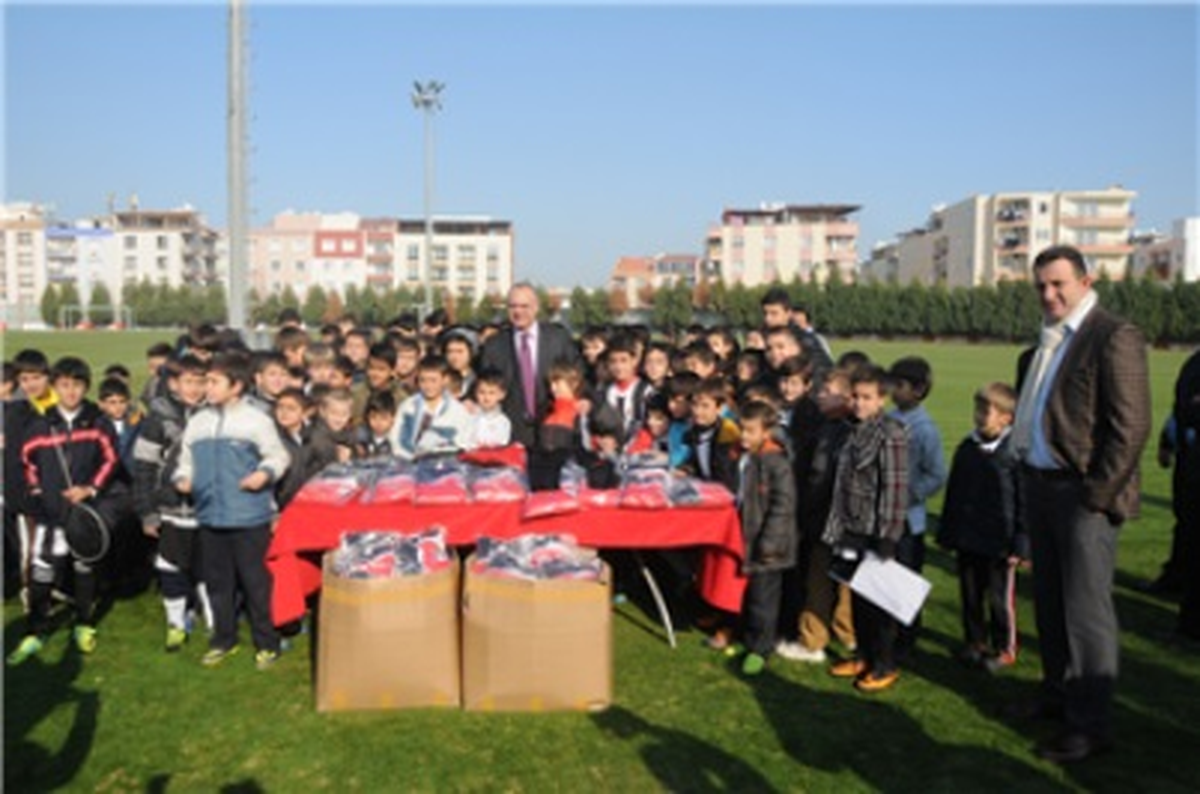 Geleceğin Futbolcularına Malzeme Desteği

