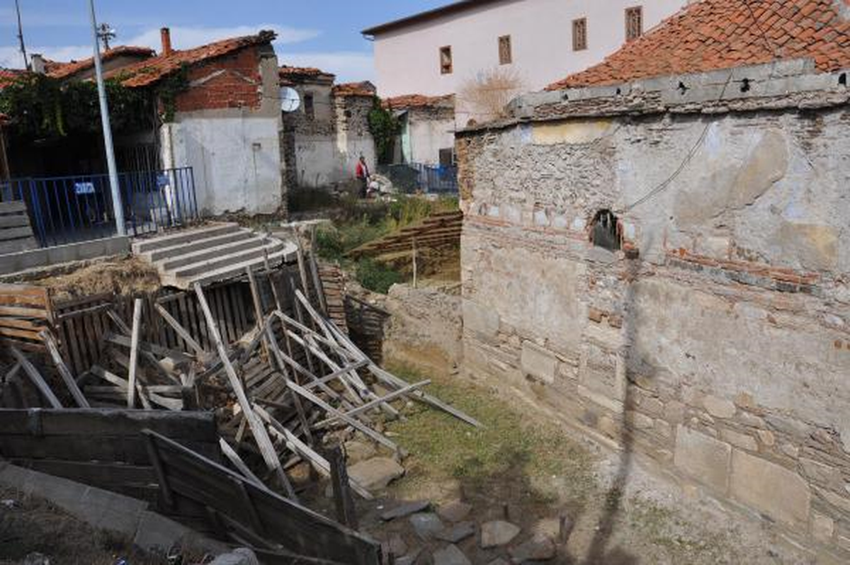 Germiyanoğulları Beylerinden Süleyman Şah\'ın Türbesi Kaderine Terkedildi