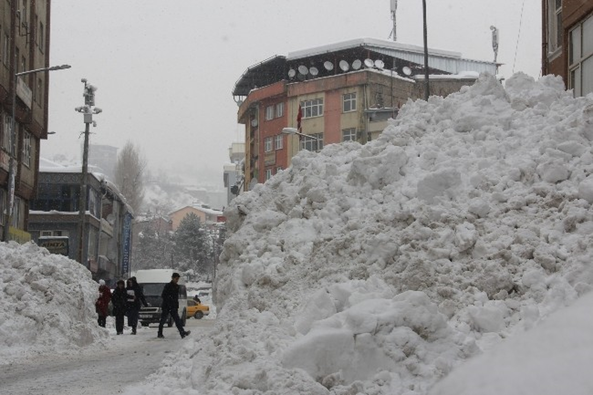 Hakkari Çarşı Merkezindeki Kar Dağları Temizleniyor