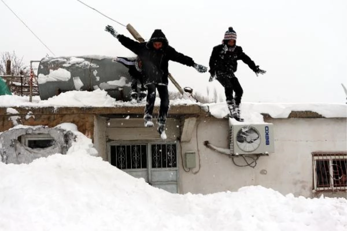 İdil-Midyat Yolu Açıldı, Mardin\'de Kar Esareti Sürüyor