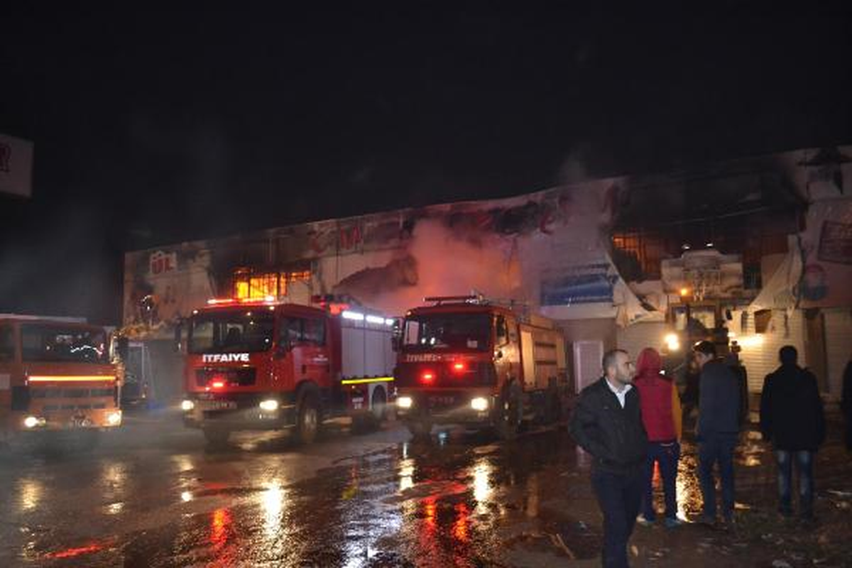 İnegöl\'de Depo Yangını Kontrol Altına Alınamadı (2)