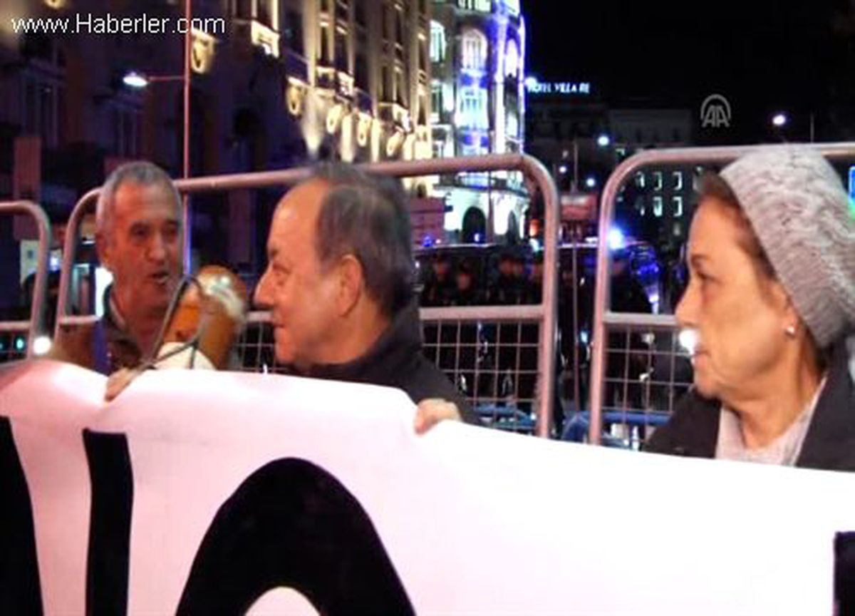 İspanya\'da Meclisi kuşatma eylemi -