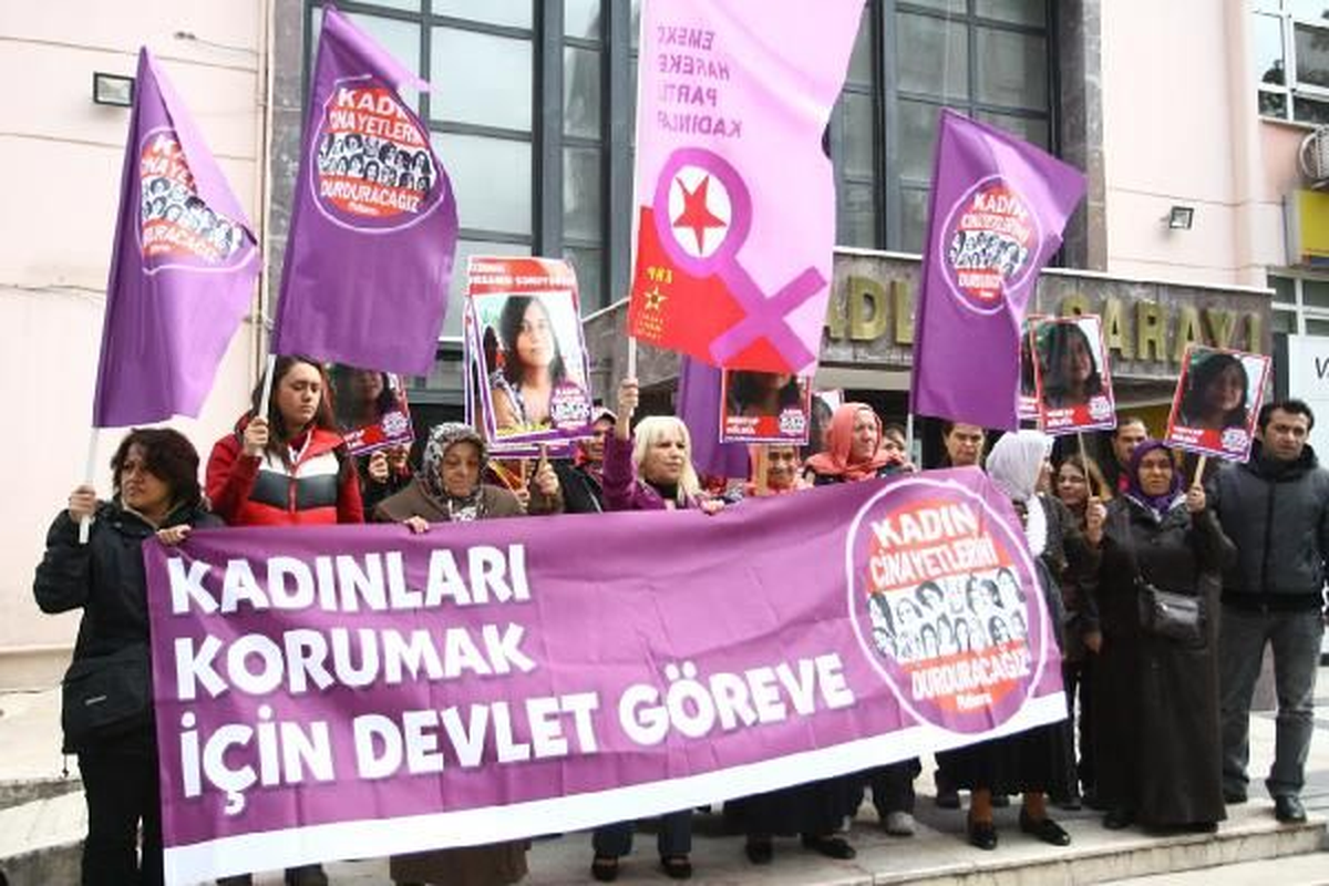 İzmir\'de Kadın Cinayetleri Protesto Edildi
