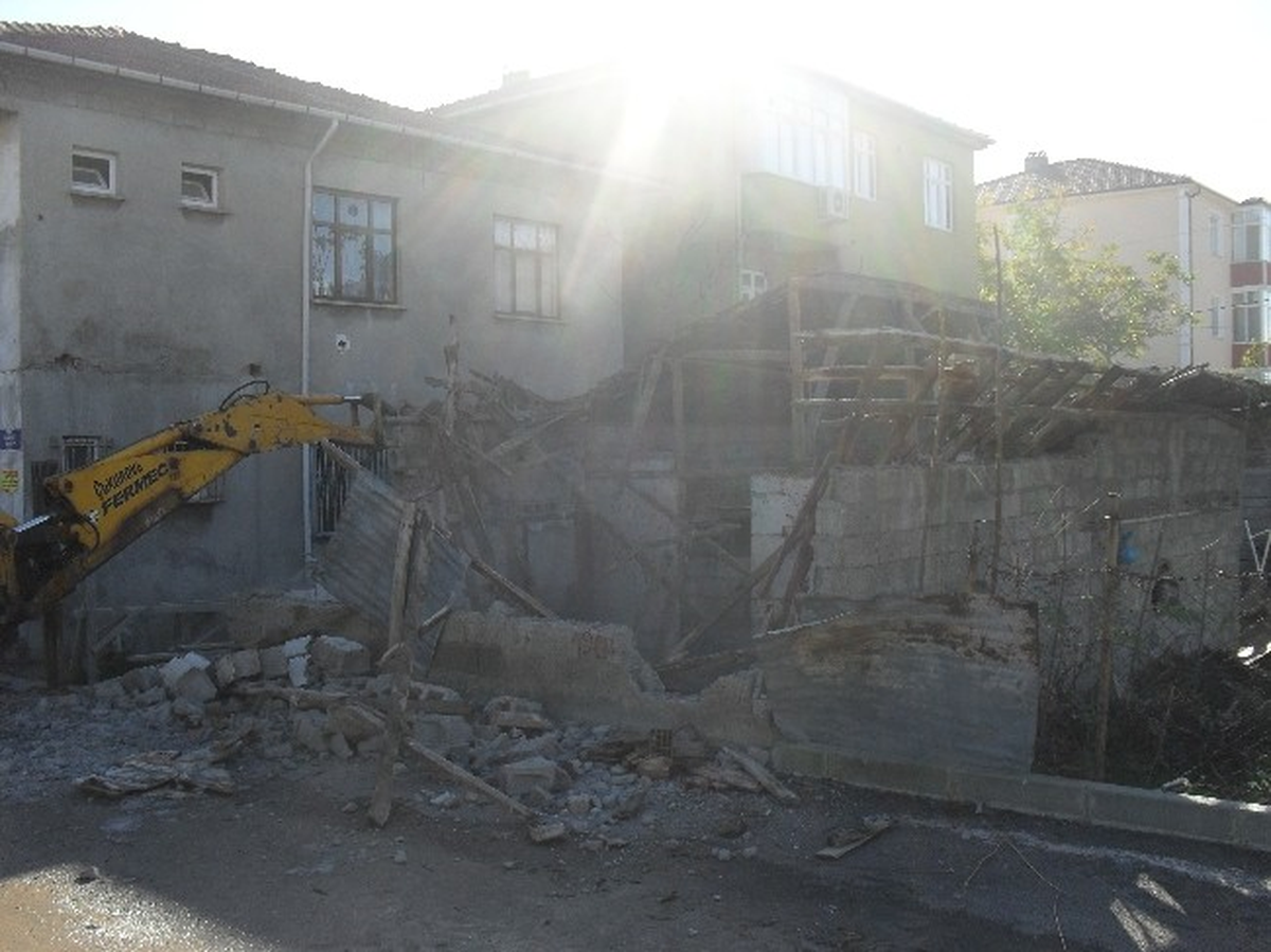 İzmit\'te Görüntü Kirliliği Yaratan Binalar Yıkılıyor
