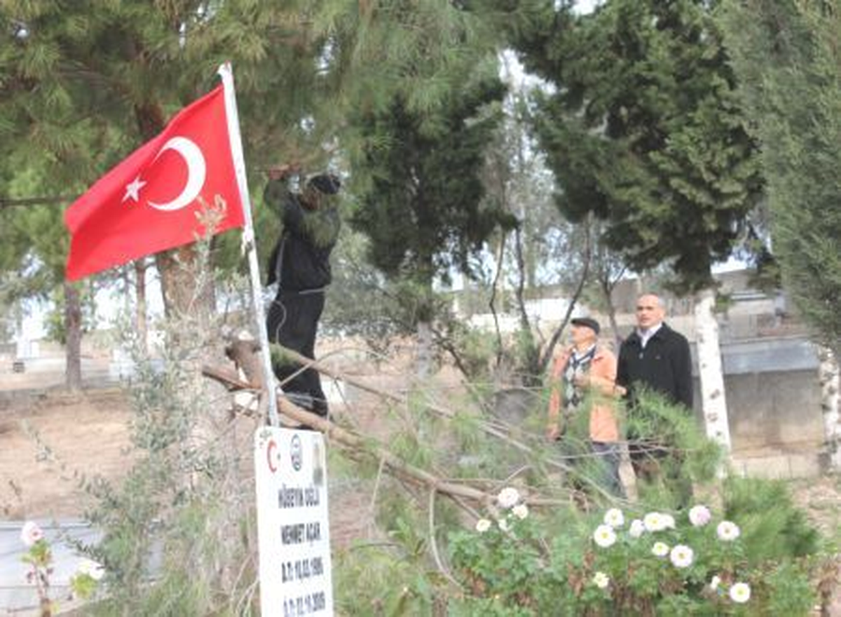 Kadirli\'de, Mezarlıklarda Temizlik ve Bakım Çalışması