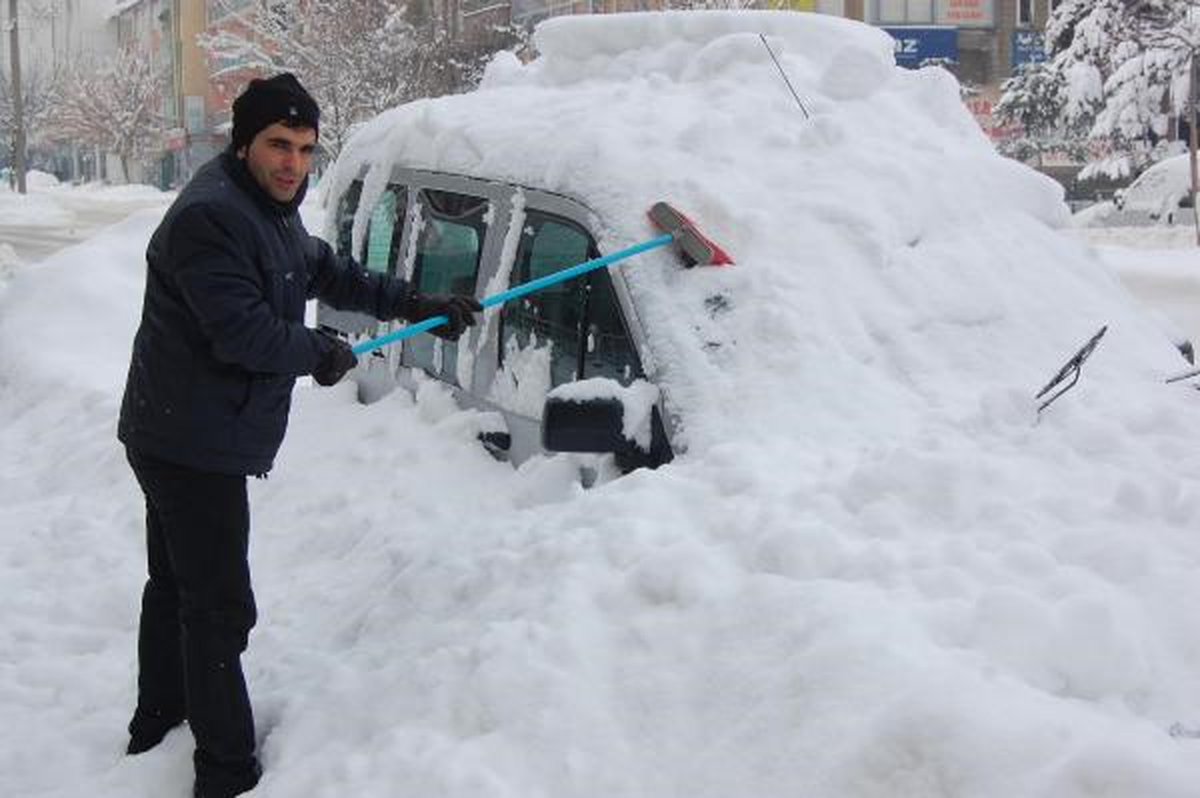 Kar Altında Otomobillerini Aradılar