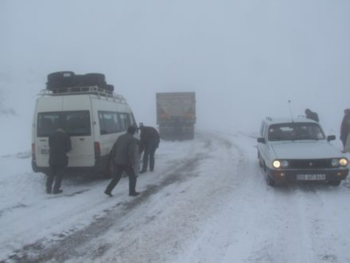Kar Yağışı Nedeniyle Sürücüler Araçlarını Terketti
