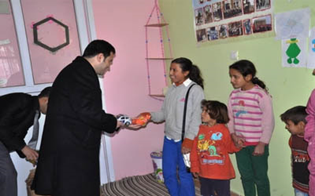 Kaymakam Fırat, Öğrencilere Oyuncak Dağıttı