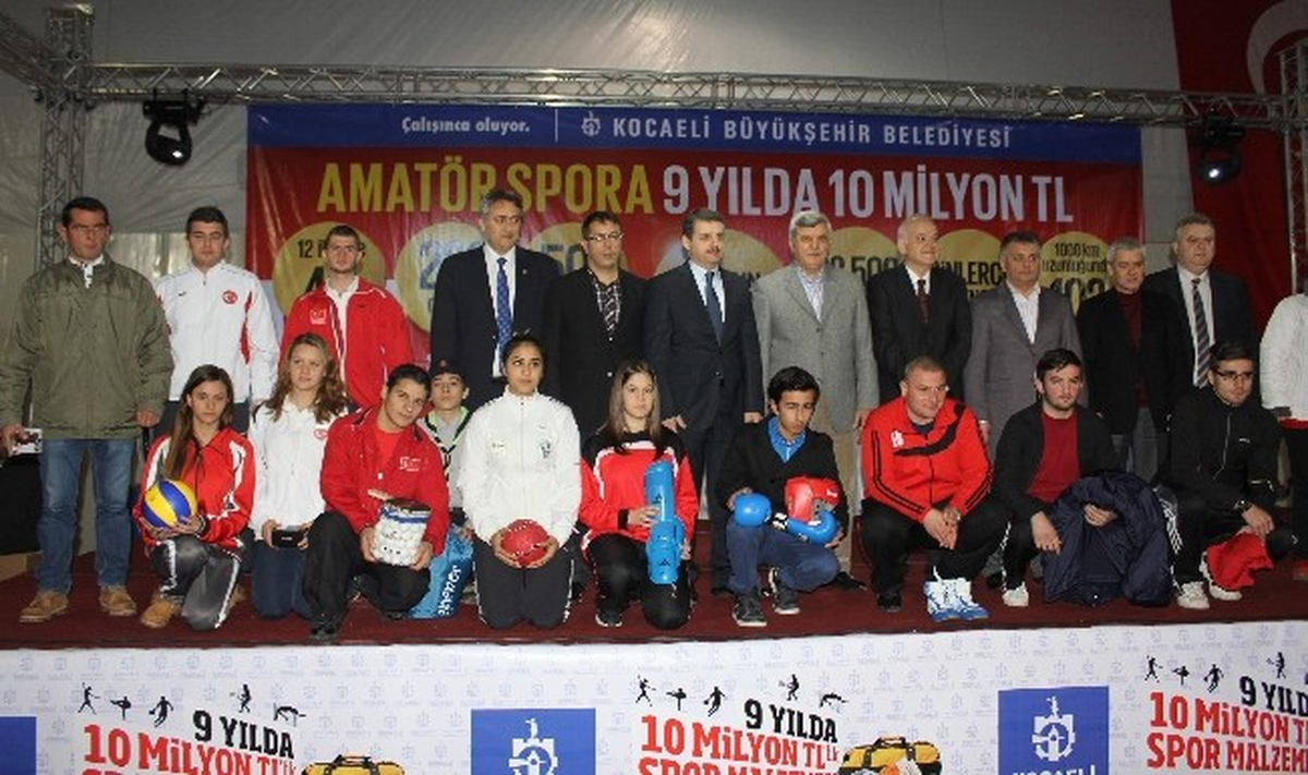 Kocaeli\'de Amatör Spor Kulüpelerine Malzeme Yardımı