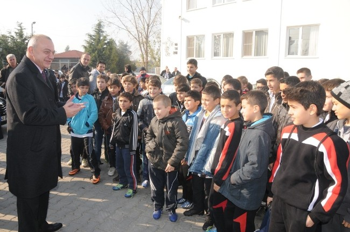 Manisa Belediyesi\'nden Futbolculara Malzeme Desteği