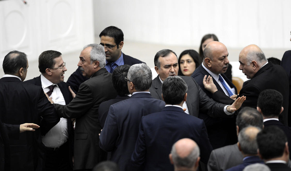 AK Partili Özel ile MHP\'li Türkkan Birbirine Girdi