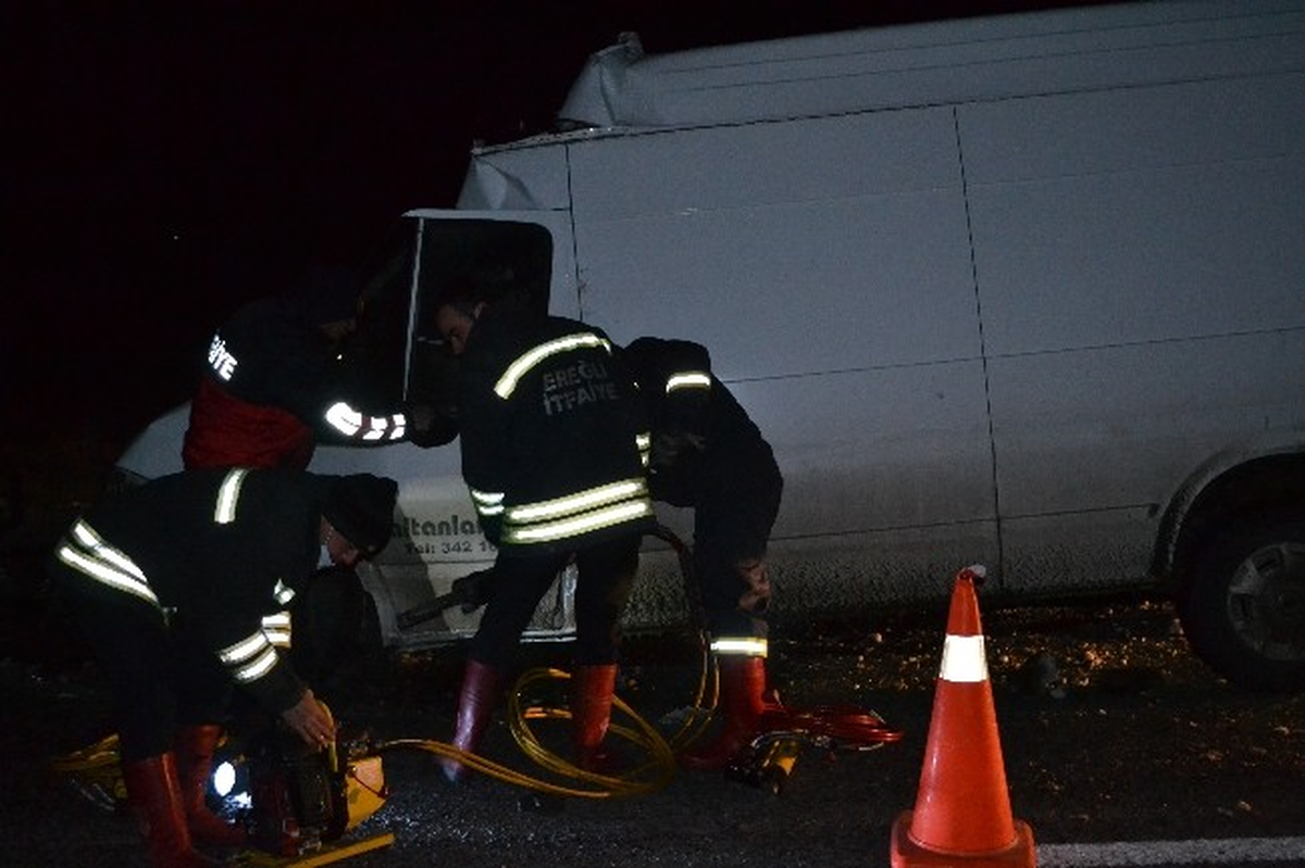 Minibüs Kamyona Arkadan Çarptı 1 Kişi Öldü