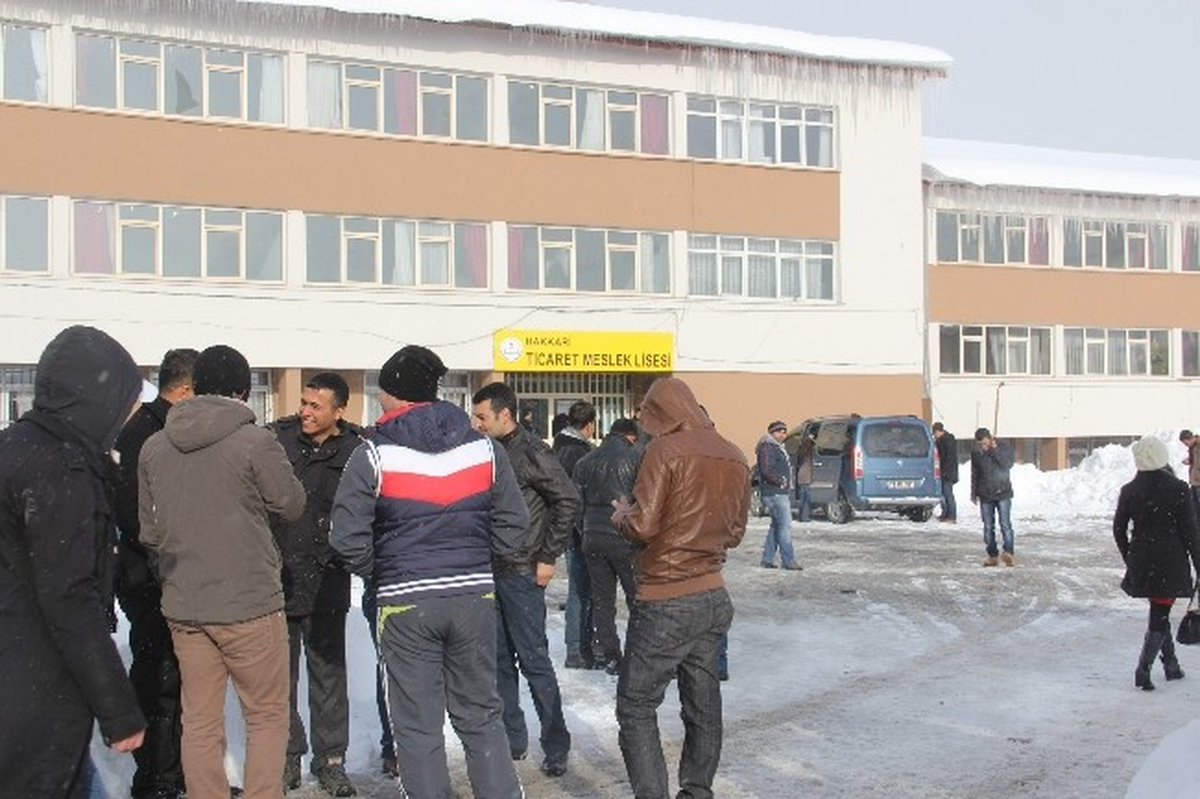 (Özel Haber) Hakkari\'de 16 Merkezden 3 Bin 727 Kişi Aöf Sınavına Girdi