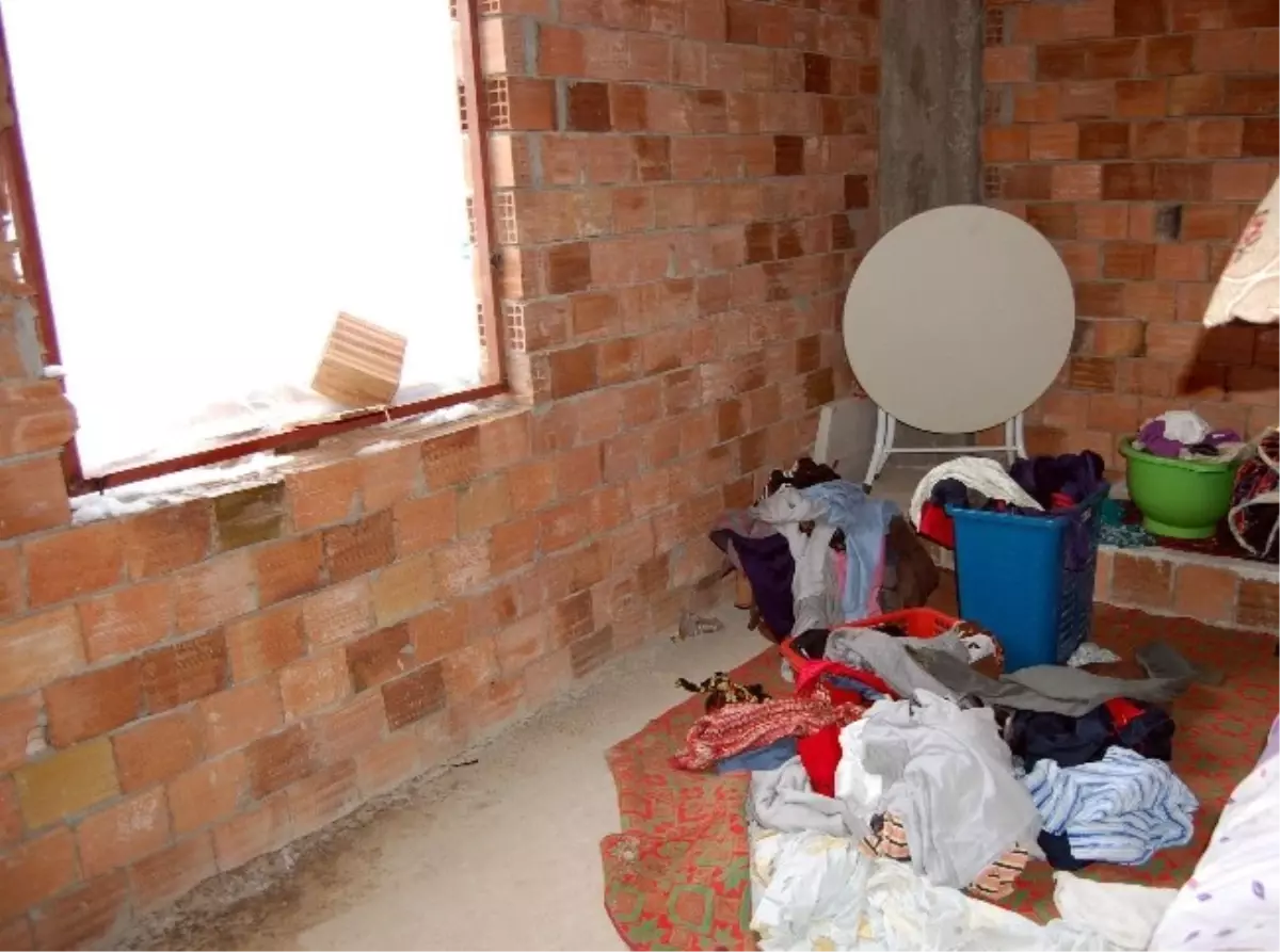 Penceresiz, Kapısız Evde Yaşam Mücadelesi Veriyorlar