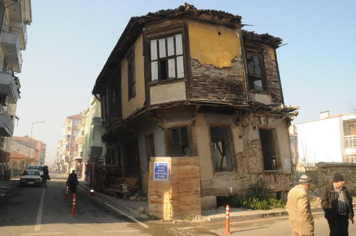 Tarihi Özelliğini Kaybeden Ahşap Ev Tehlike Saçıyor