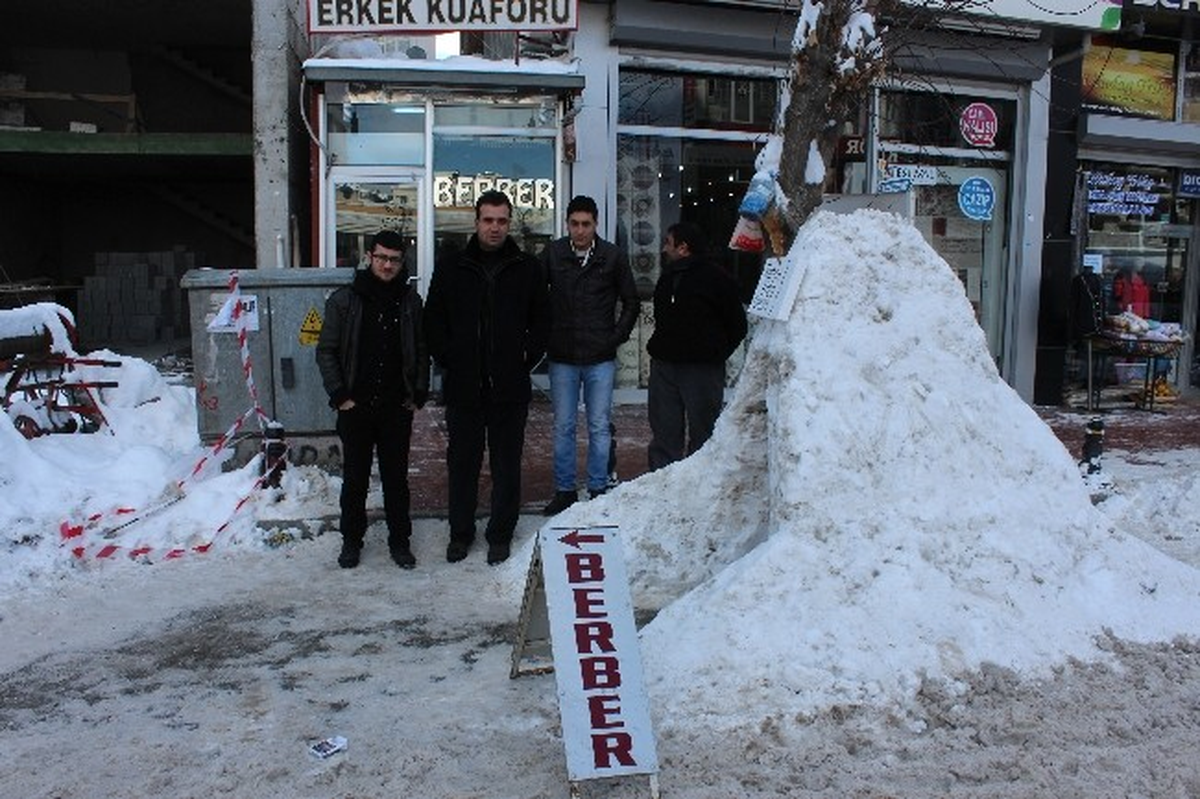 Vanlı Esnafların Kardan Tünel ve Kardan Adam Heykelleri