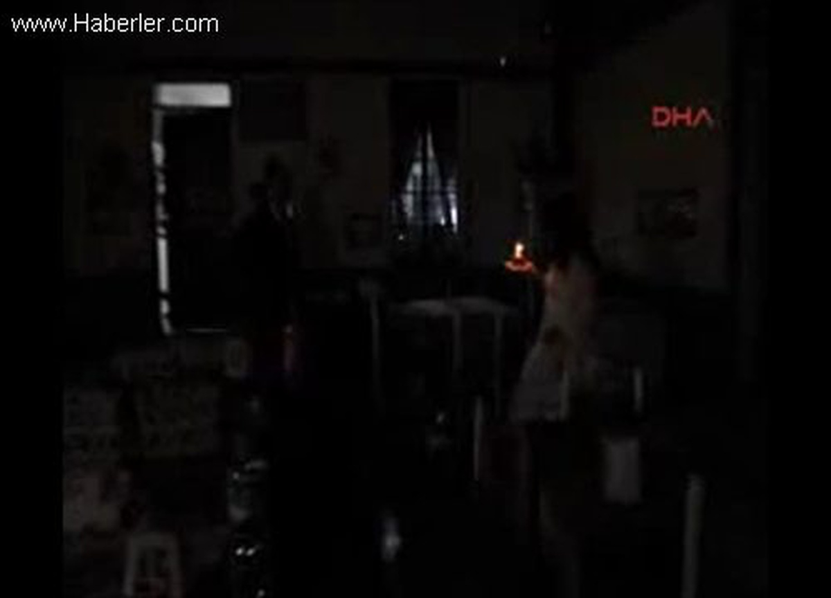 2 Yıl Ayrı Kaldığı Eşine Doğum Gününde Gelinlikli Sürpriz Yaptı