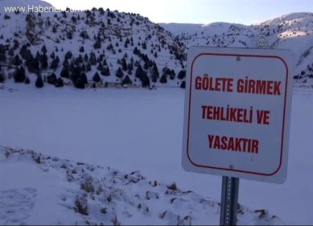 Ardıçlı Gölü tamamen buz tuttu -