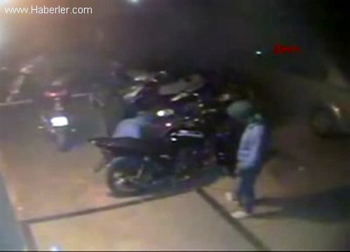 Aynı Siteden 5 Motosiklet Çalan Şüpheliler Kamerada