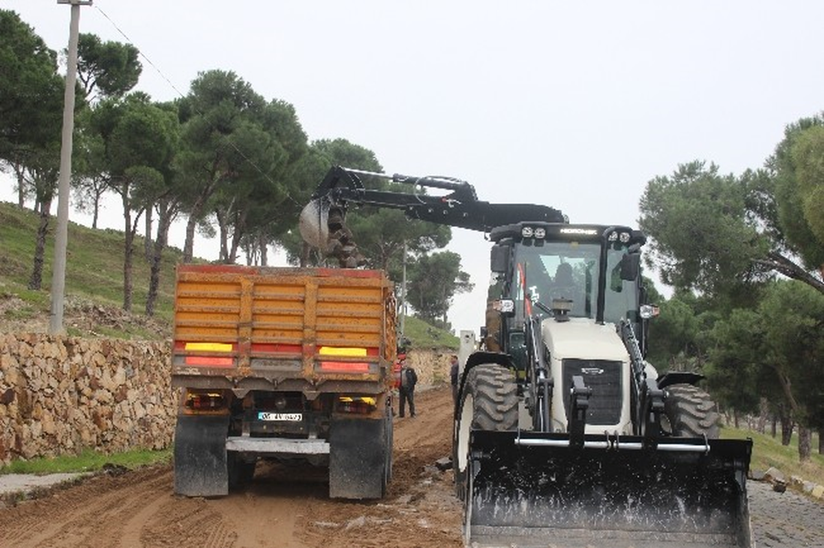 Ayvalık Belediyesi Yol Çalışmalarını Sürdürüyor