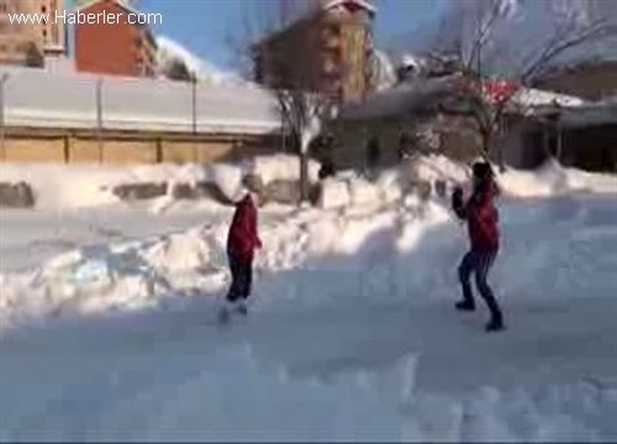 Bayan Futbolcular 1 Metre Karda İdman Yapıyor