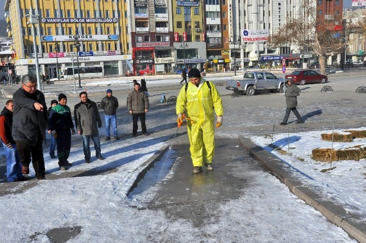 Belediye\'den Buzlanmalara Karşı Önlem