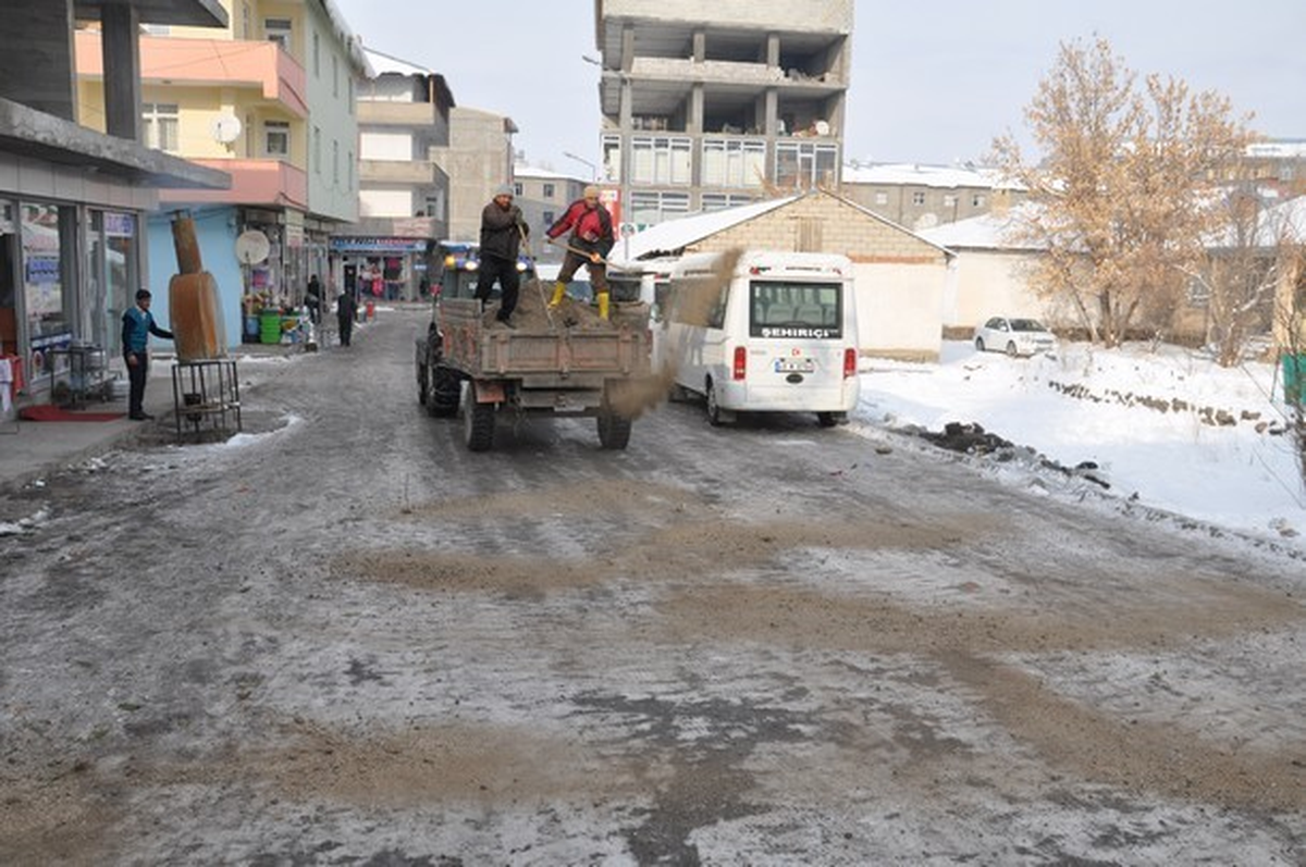 Bulanık Belediyesi\'nden Karla Mücadele Çalışması