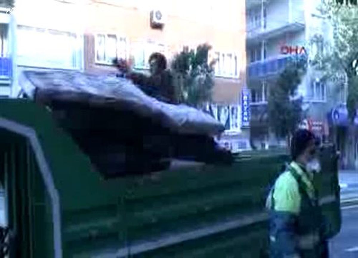 Bursa\'da Bir Evden 4\'üncü Kez Bir Kamyon Çöp Çıktı
