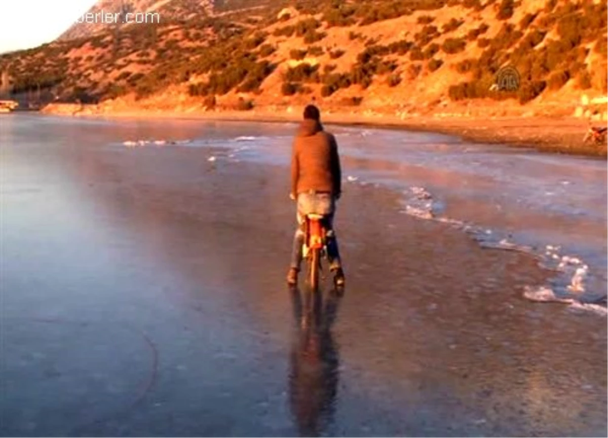 Buz tutan gölde motosikletle tur atıyorlar -