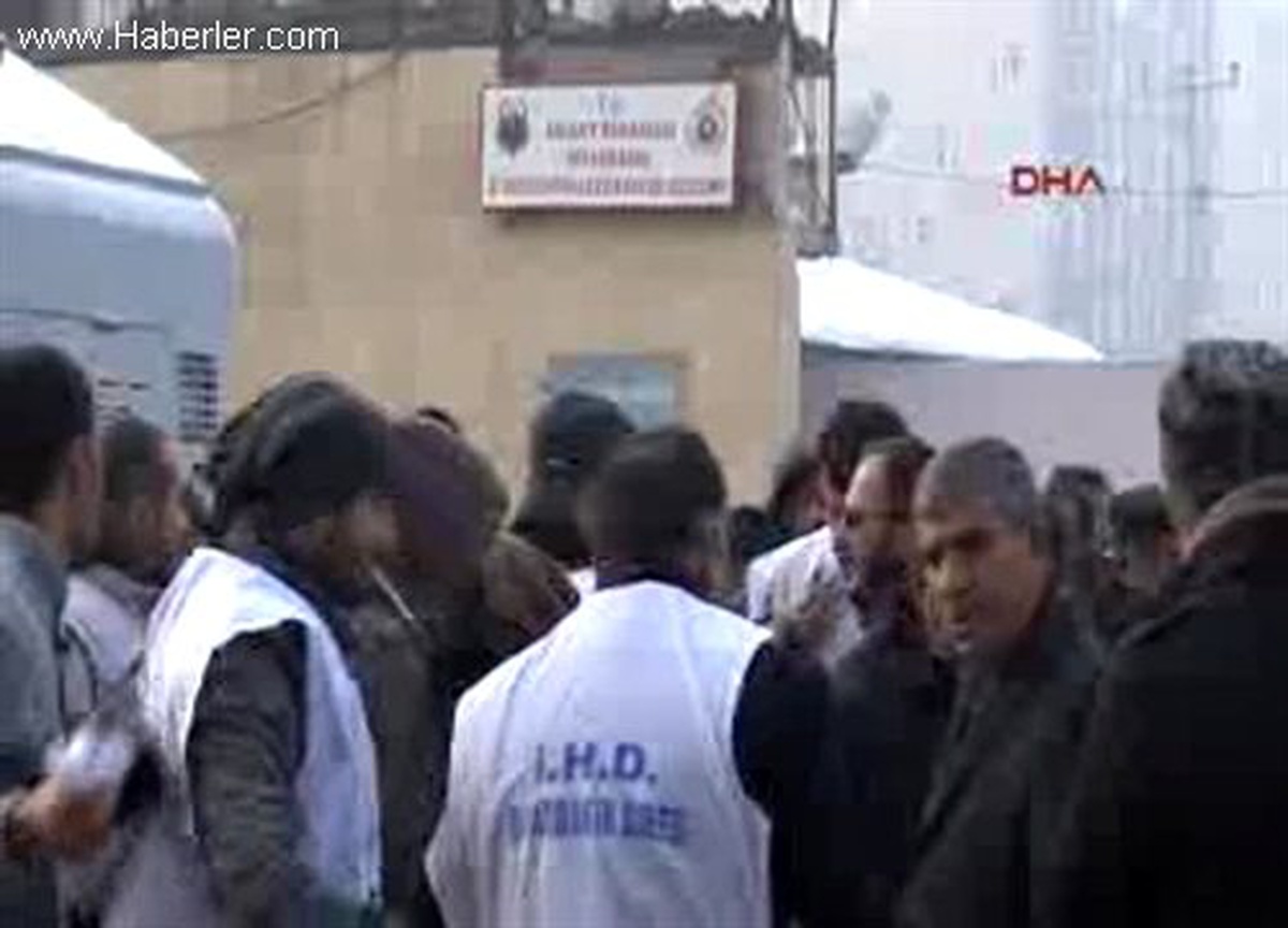 Cezaevi Önünde 163 Mahkum İçin 163 Dakika Oturma Eylemi