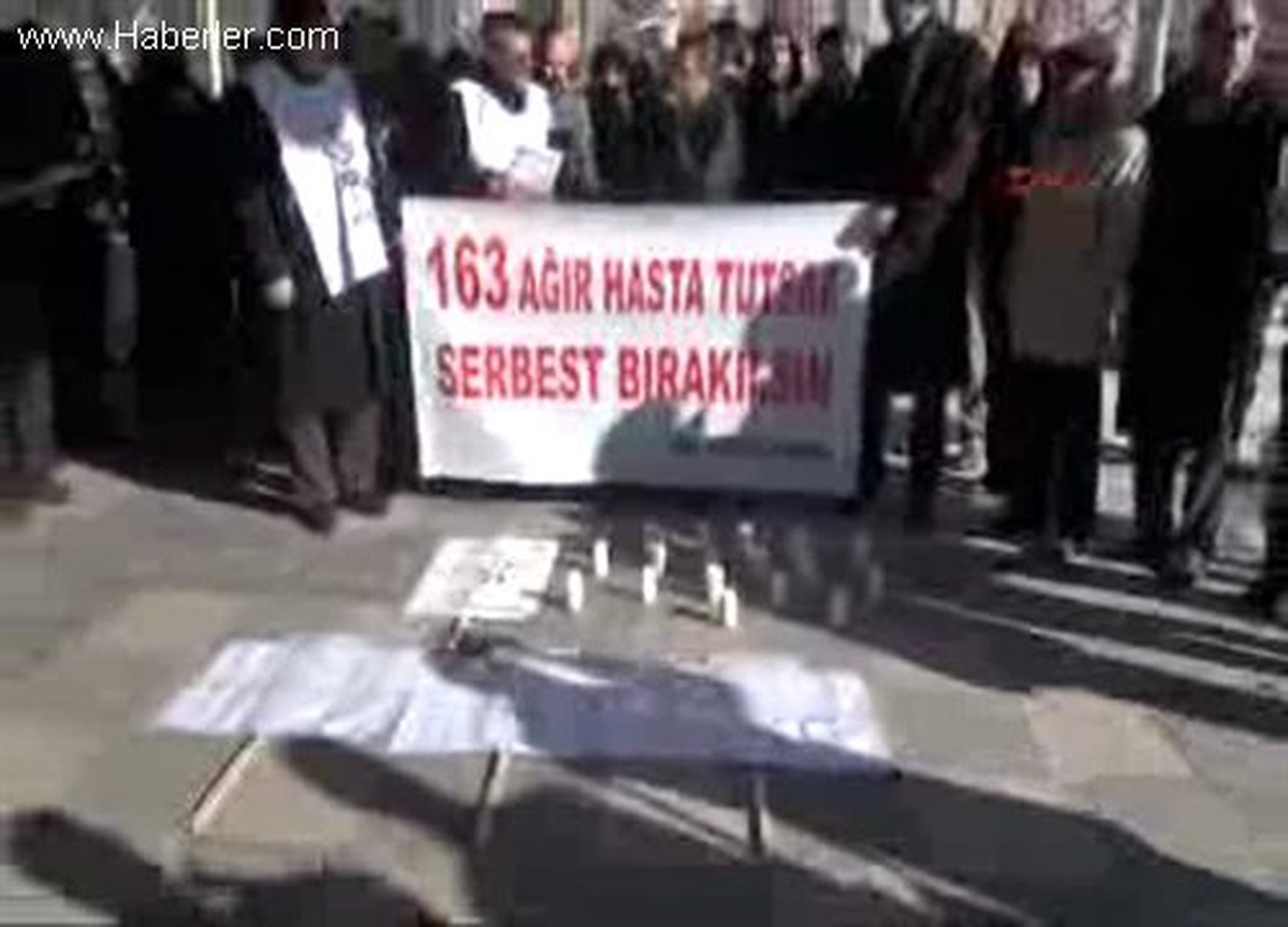 Elazığ\'da 163 Ağır Hasta Mahkum İçin Mum Yakıp Oturma Eylemi Yaptılar