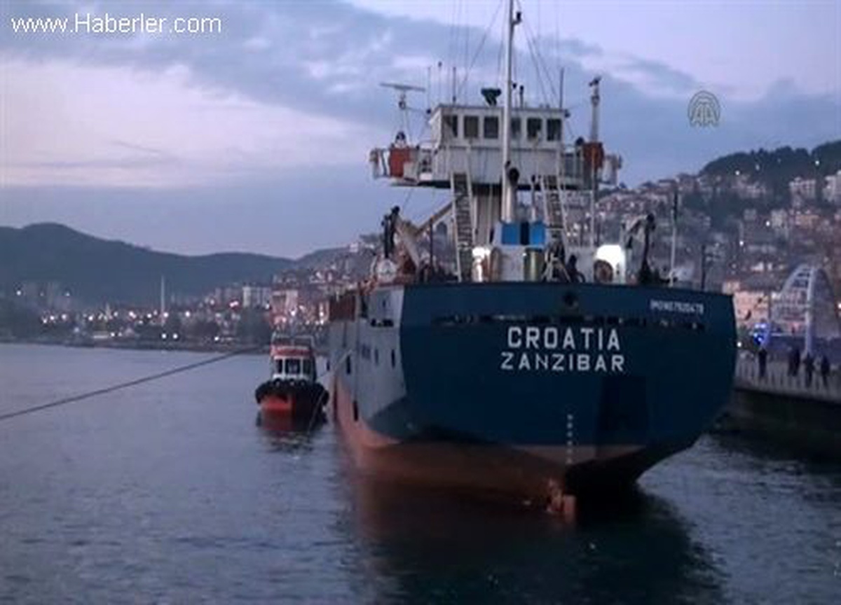 Ereğli\'de karaya oturan kuru yük gemisi -