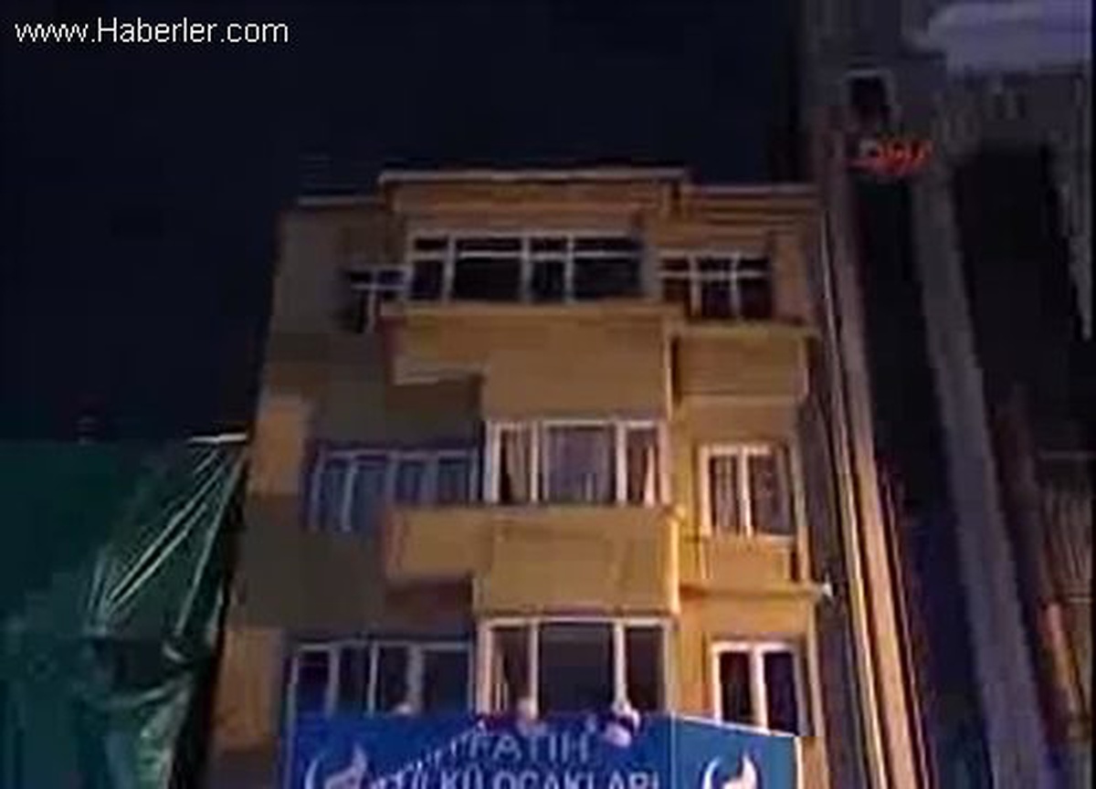 * Fatih\'de Bir Kişi, Sevgilisini Zorla Kaçırarak Fuhuşa Zorladığını İddia Ettiği Vezir Asker\'i...