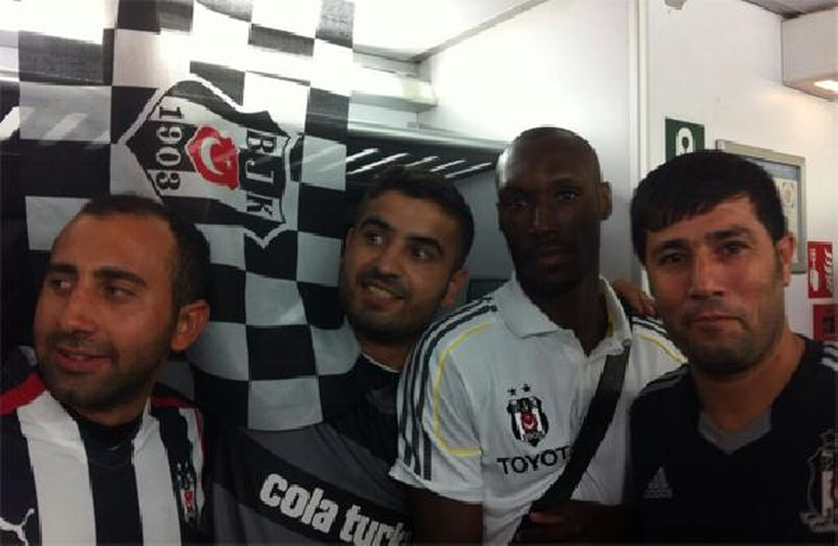 (Geniş Haber)fernandes\'e Saldıran Taraftar Kasımpaşa Tribününden Atlamış