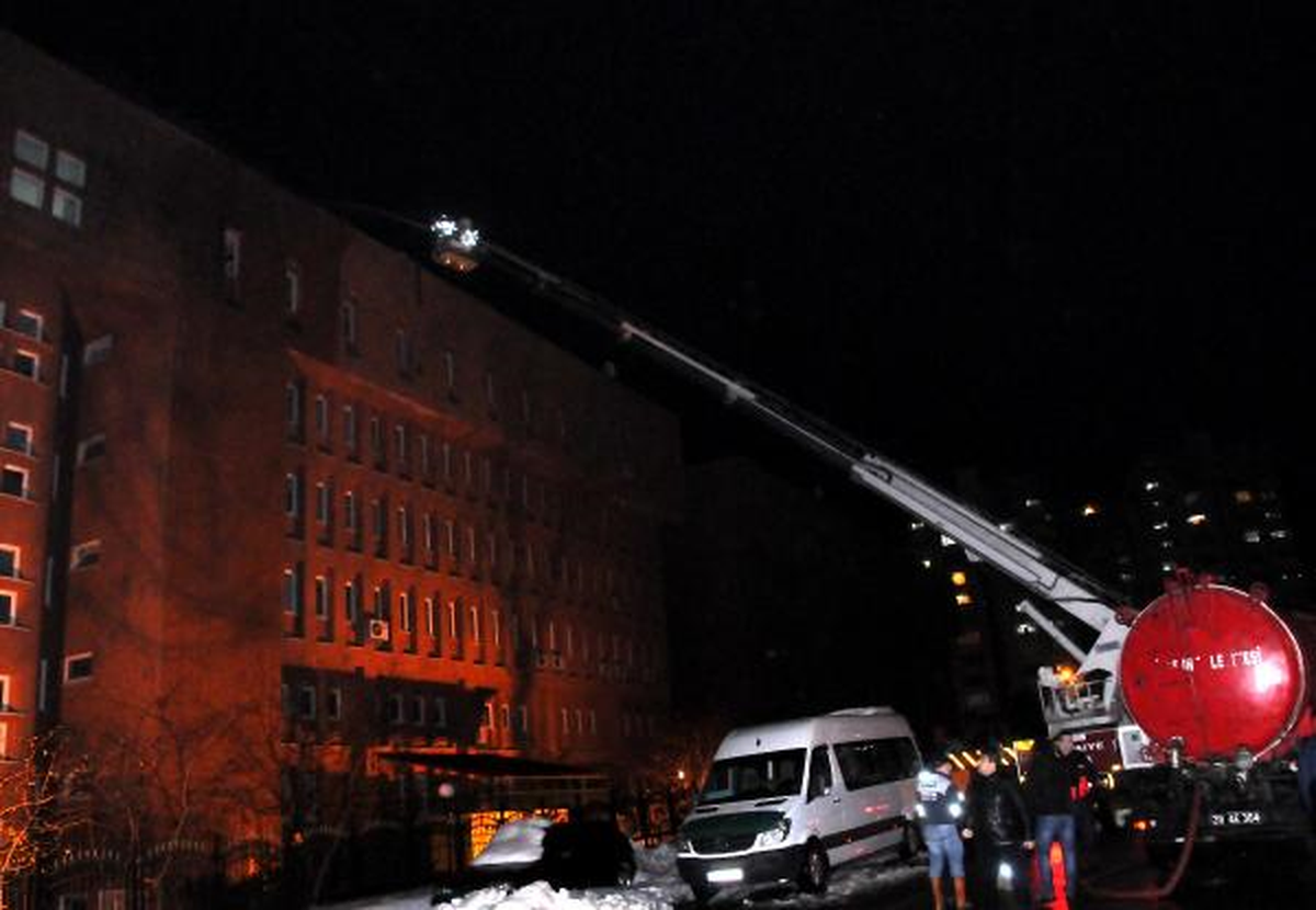 Giresun Valilik Binasının Çatısı Yandı