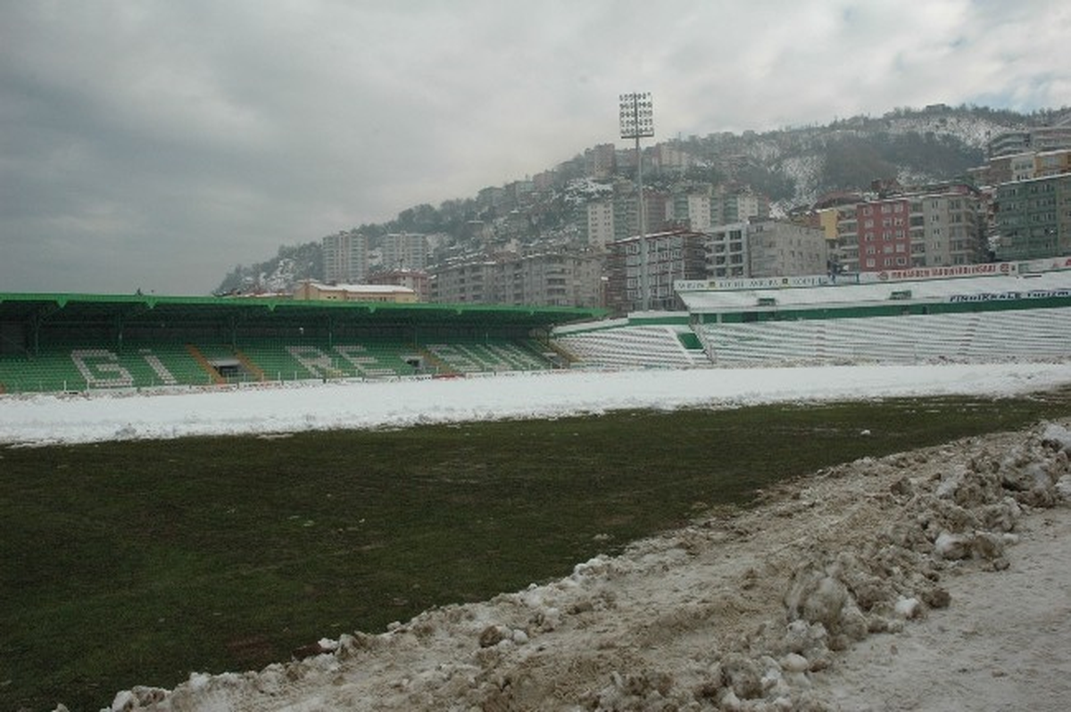 Giresunspor-Hatayspor Maçı Karla Kaplı Zemin Nedeniyle Ertelendi