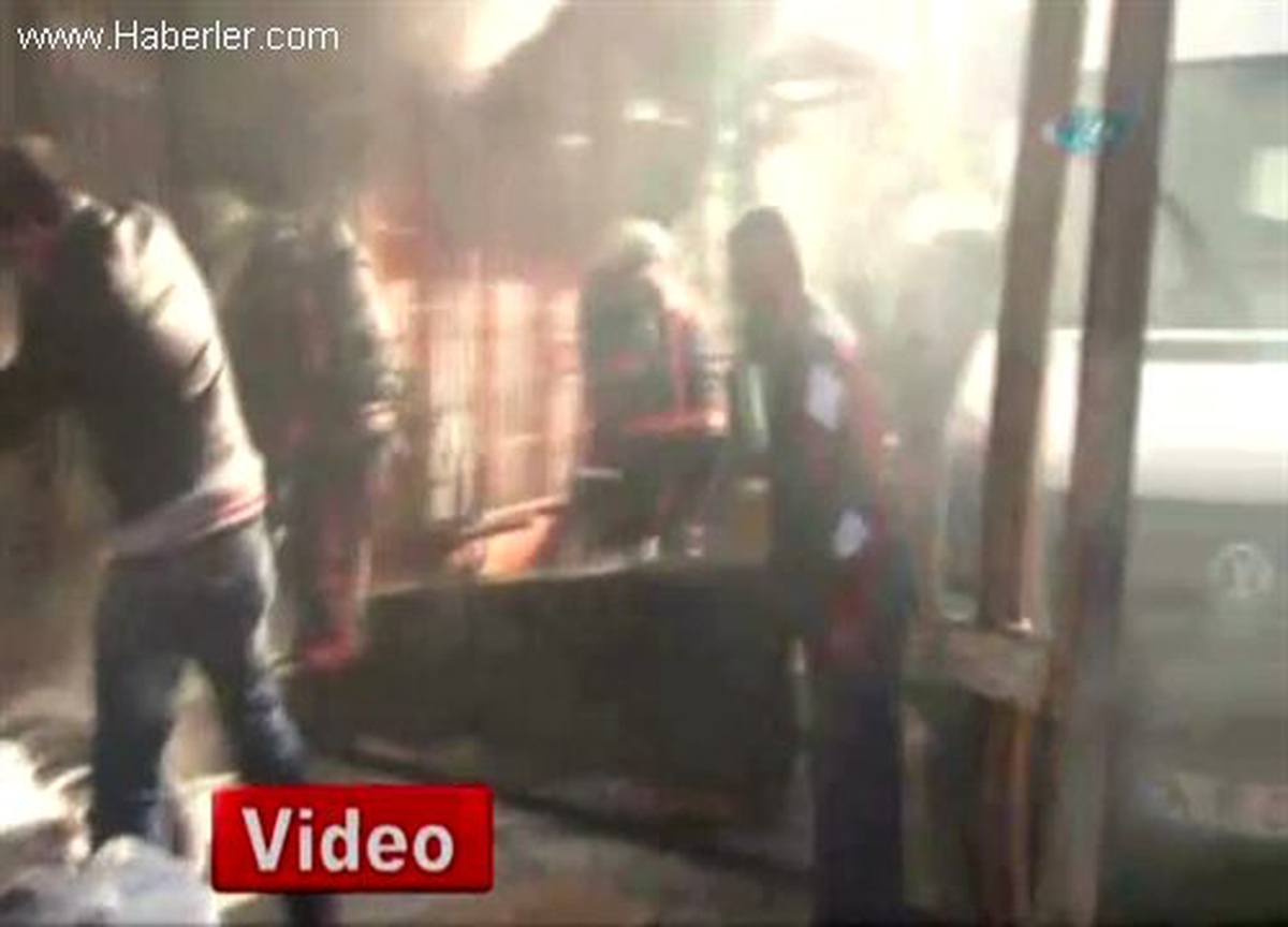Kadıköy\'de Cenaze İşleri Yapan Dükkanda Tabutlar Yandı